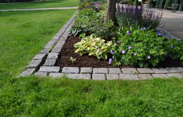 Flower Bed Mulching in Elk Grove